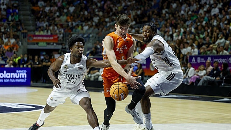 El Valencia frustra el estreno de Scariolo y conquista su segunda Supercopa