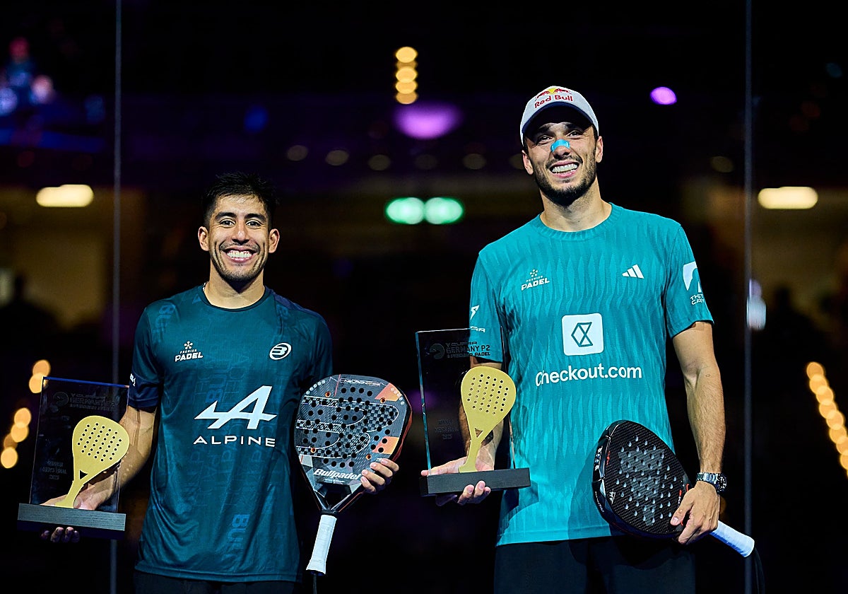 Federico Chingotto y Alejandro Galán posando con el título de campeones
