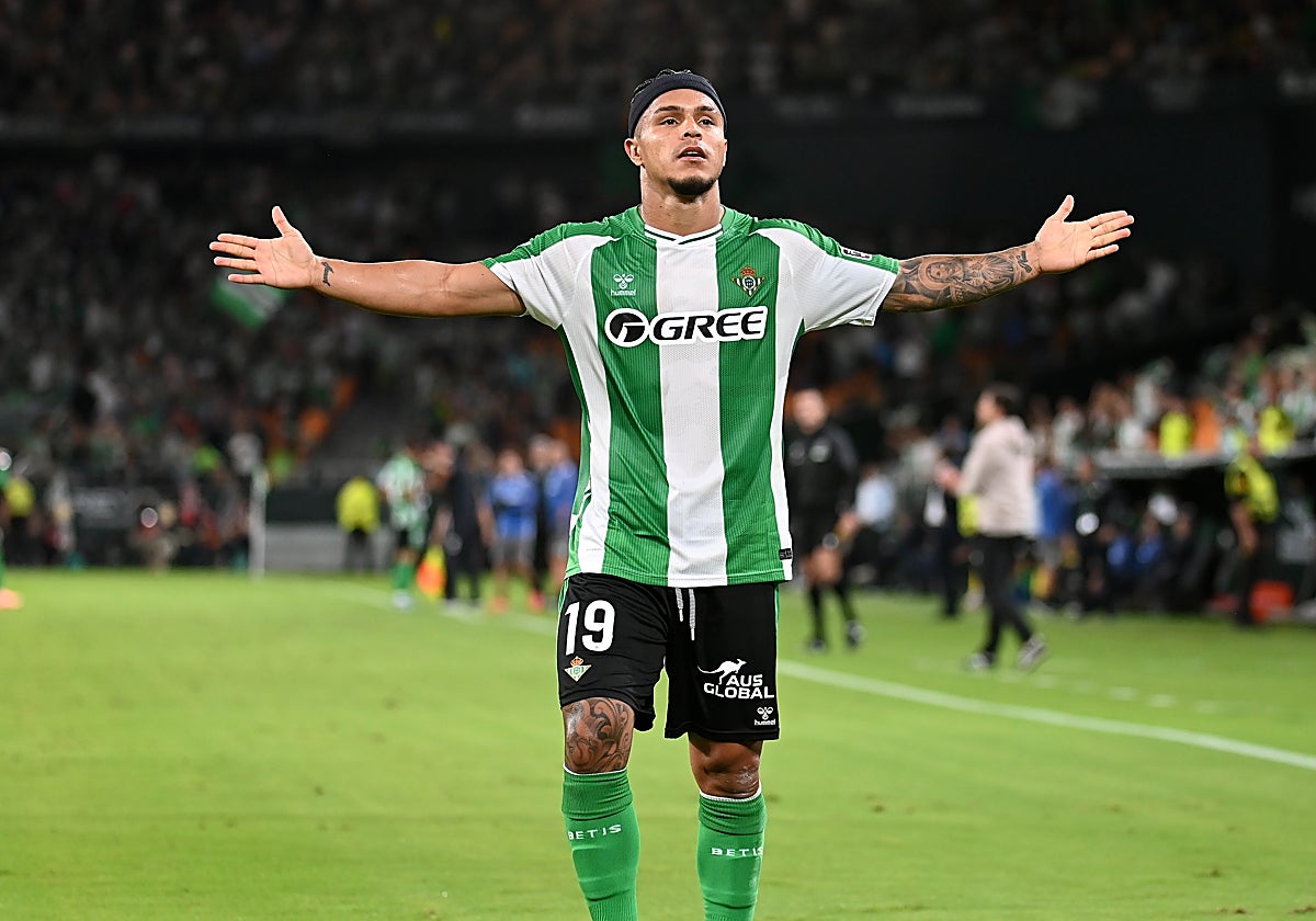 Cucho Hernández celebra el 2-0 del Betis ante Osasuna