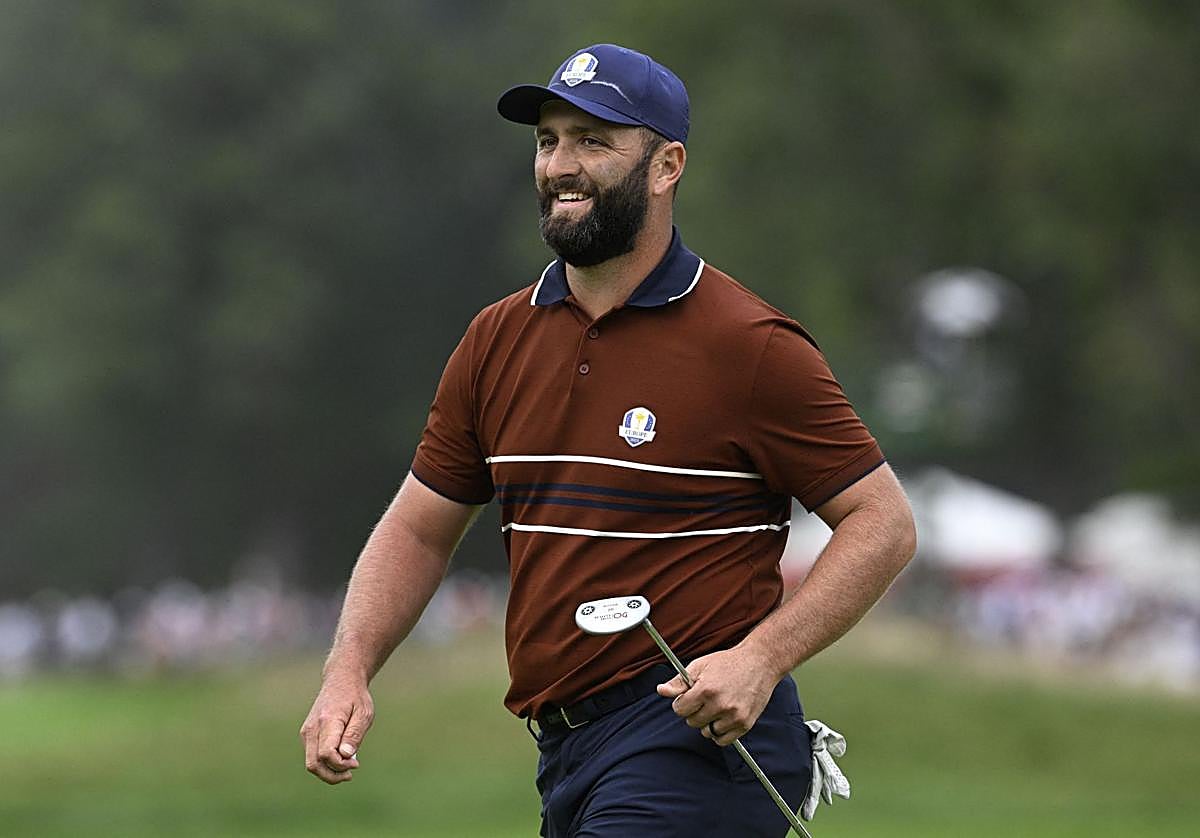 Jon Rahm del Equipo Europa después de embocar su putt en el hoyo 13