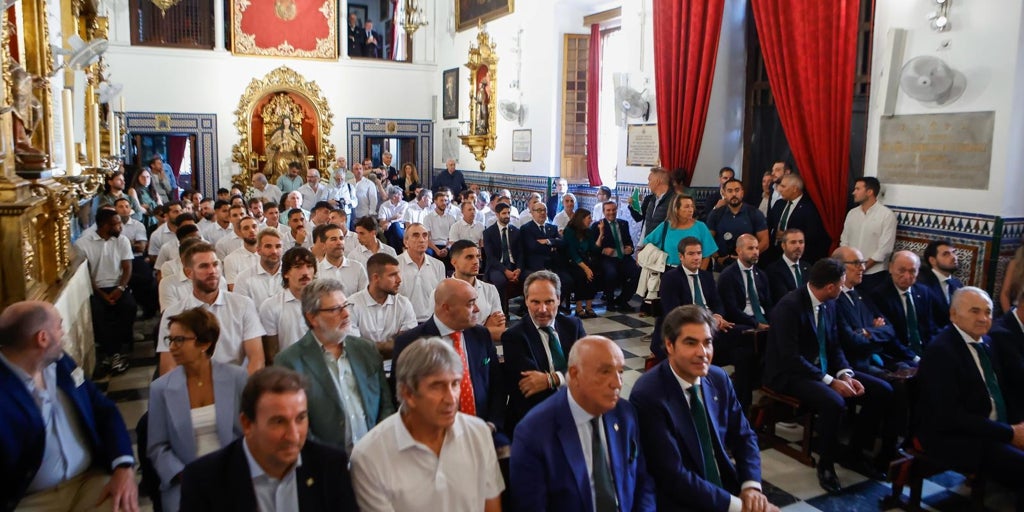 El Real Betis realiza su ofrenda floral del curso 2025-26 en la Hermandad del Museo