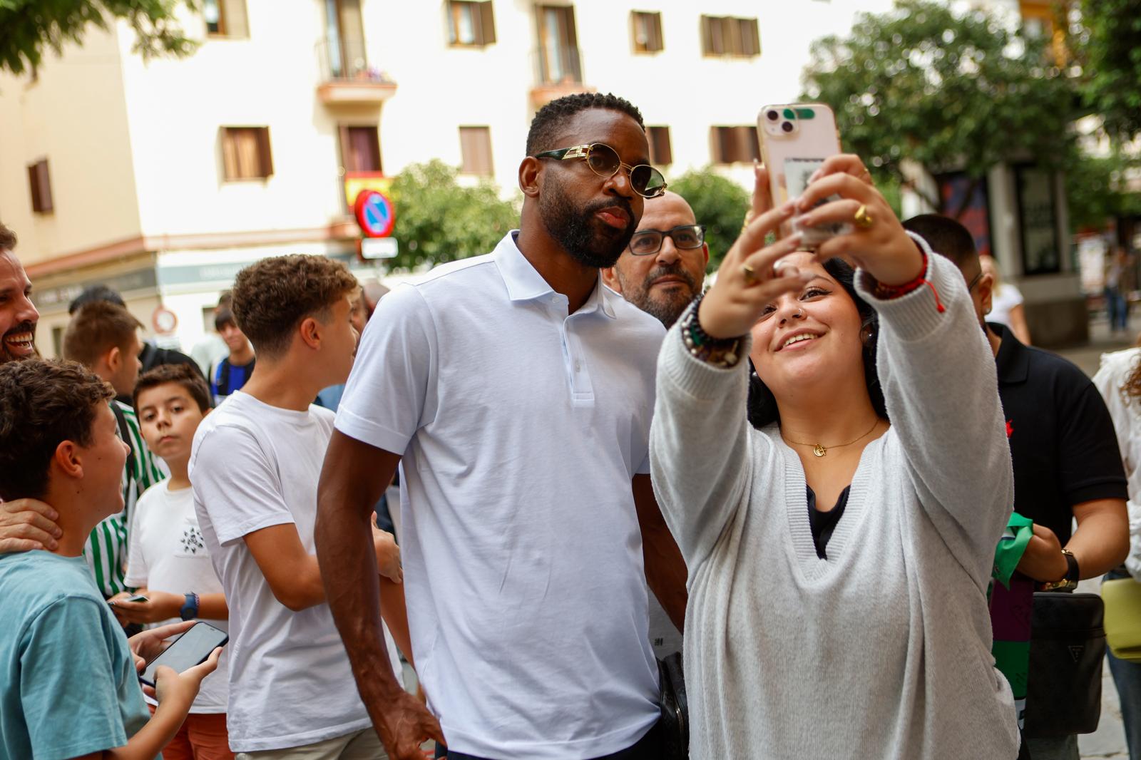 Bakambú se hace una foto con una aficionada