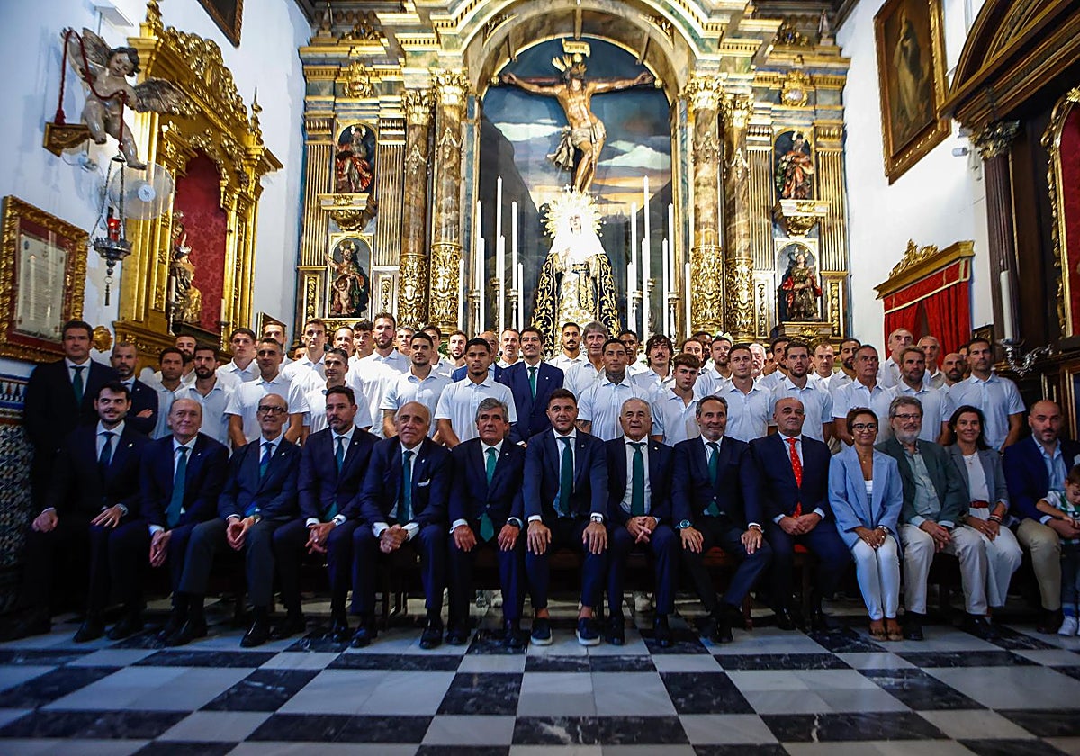 La comitiva bética, ante los Sagrados Titulares de la Hermandad del Museo