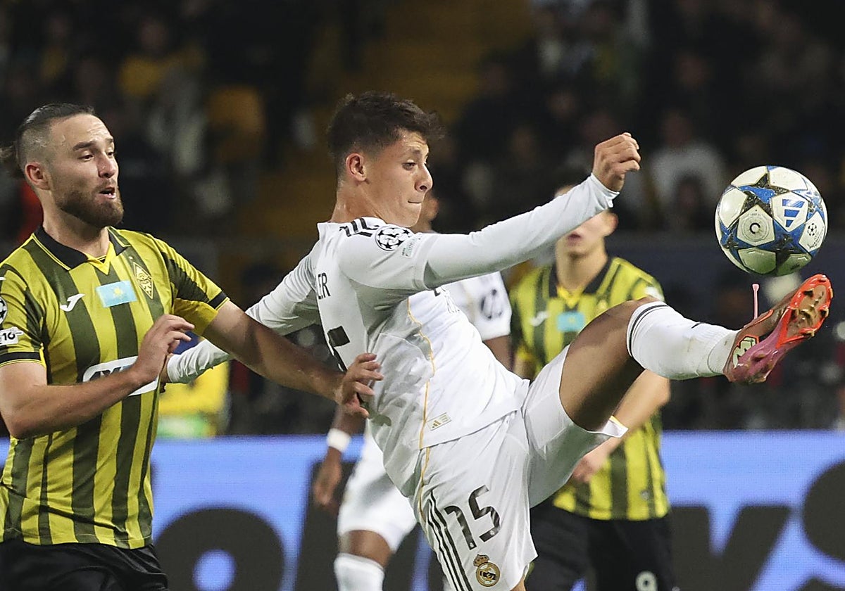 Güler controla el balón ante Arad