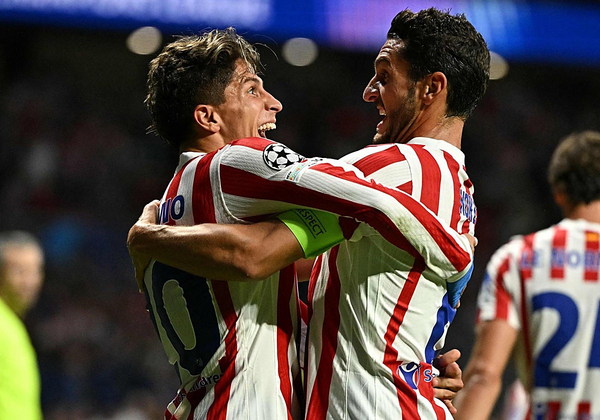 Giuliano y Koke celebran el cuarto gol del Atlético, obra del argentino