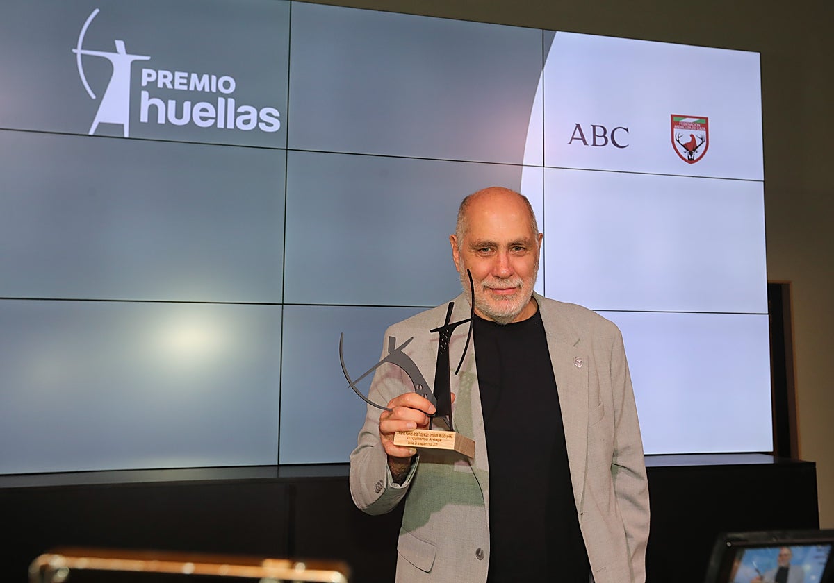 I edición del Premio Huellas otorgado por ABC y la Federación Andaluza de Caza a Guillermo Arriaga