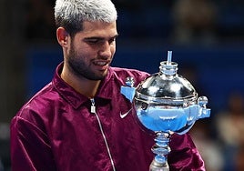 Un voraz Carlos Alcaraz conquista en Tokio su octavo título de la temporada