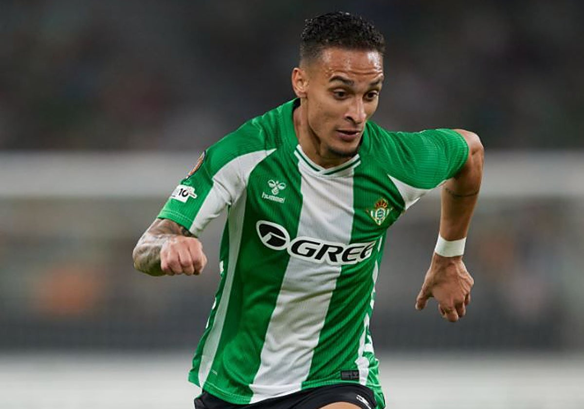 Antony disputando un partido con el Betis