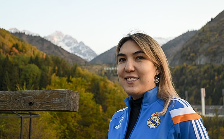 Imagen principal - Las primeras manzanas del Neolítico, carne de caballo y la ruta de la seda: así es Almaty, el largo viaje asiático del Real Madrid