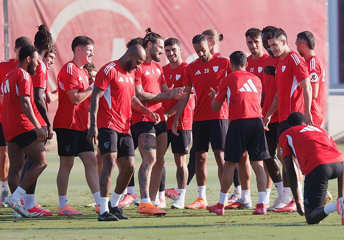 Los jugadores del Sevilla aplauden y bromean durante el entrenamiento
