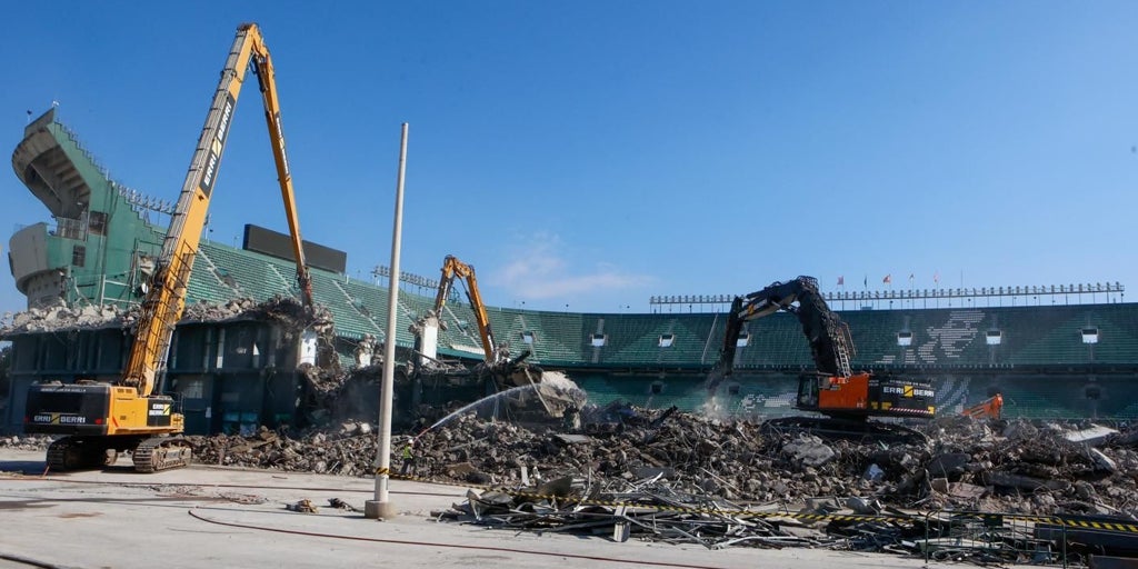 El Betis demuele un espacio de la esquina de Gol Norte con Preferencia para que la futura grada esté al mismo nivel