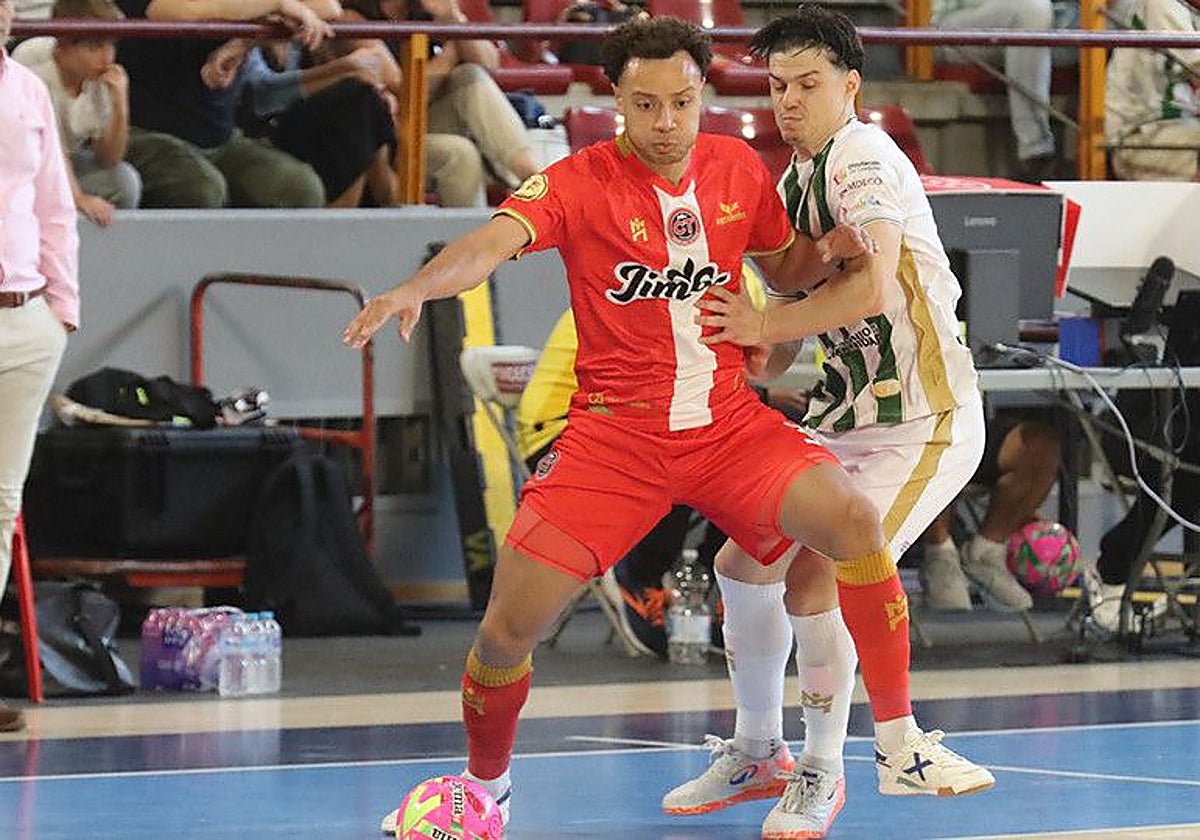 Juninho, del Jimbee Cartagena, protege la pelota ante Murilo Duarte, del Córdoba