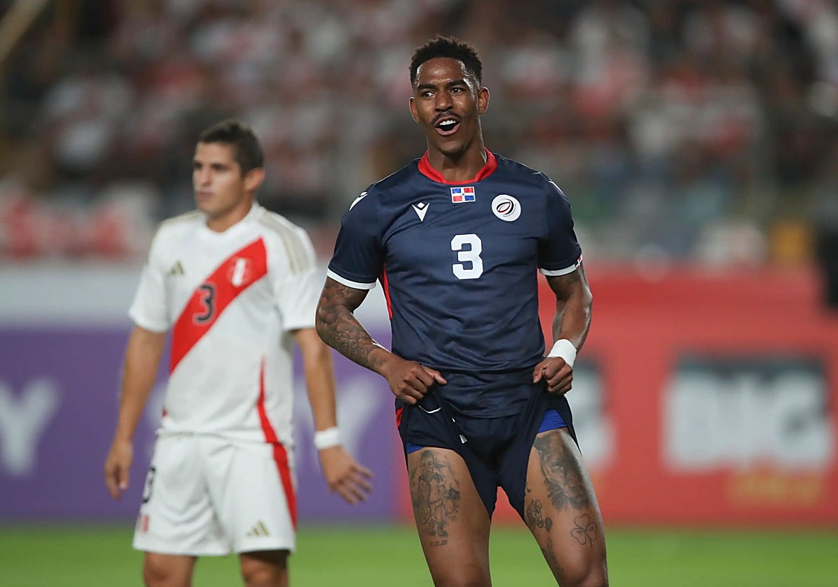 Junior Firpo disputando un partido con la selección de la República Dominicana