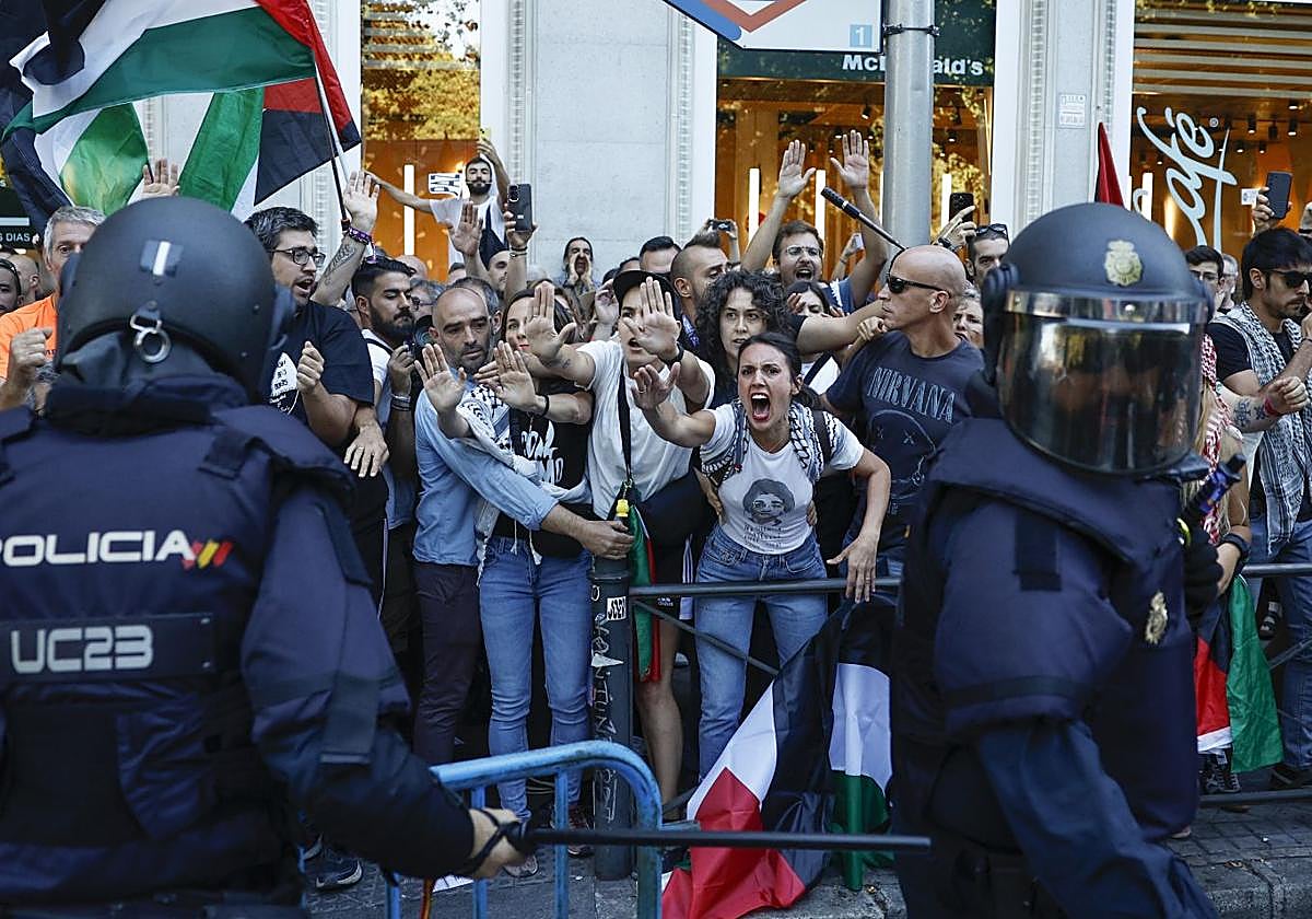 Manifestantes propalestinos, con las exministras Montero y Belarra entre ellos, durante la última etapa de La Vuelta