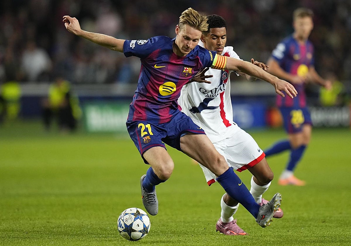 De Jong trata de llevarse el balón