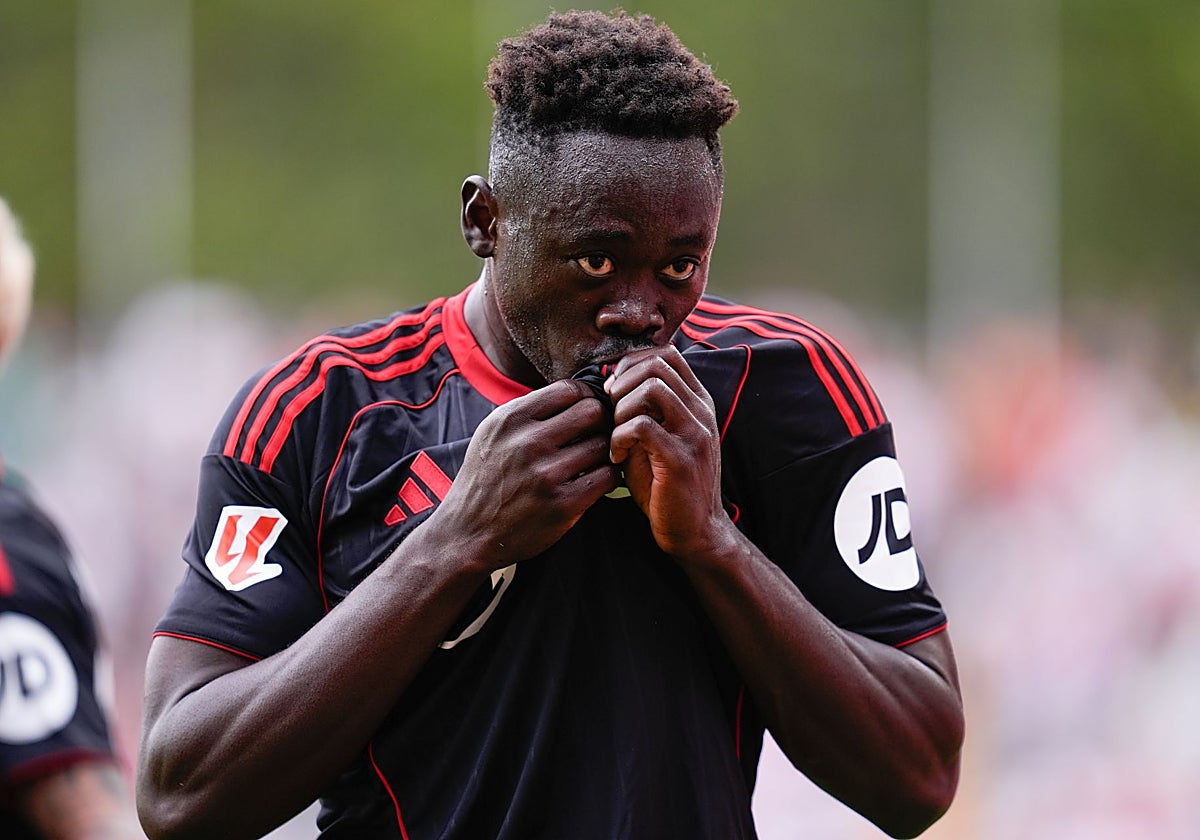 Akor Adams celebra su primer gol con el Sevilla en Vallecas