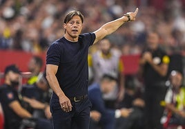 Almeyda responde con guasa a los elogios de Monchi: «Han pasado 30 años, yo tengo un poco más de pelo que él...»
