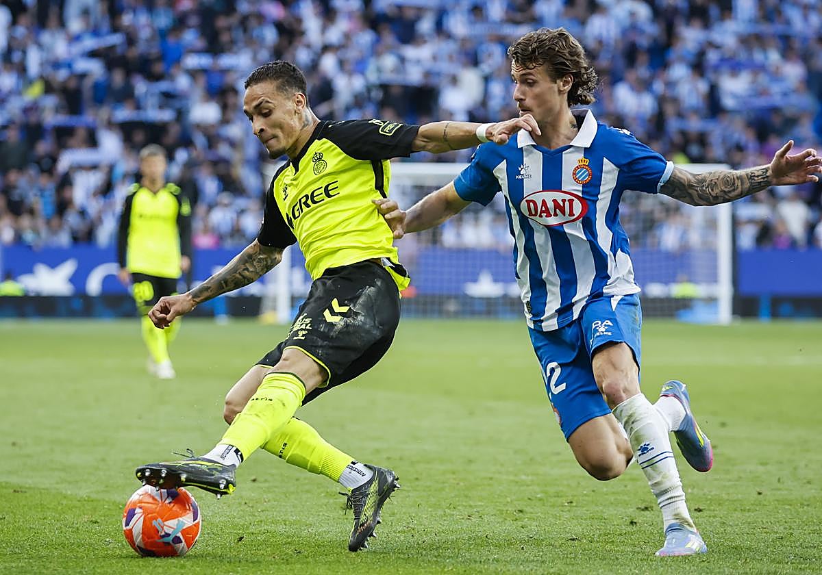 Antony, protegiendo la pelota en el Espanyol - Betis de la pasada campaña