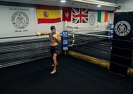 Imagen secundaria 1 - Joel Álvarez es la punta de lanza del Club Deportivo Tíbet, un gimnasio capitaneado por Borja Álvarez y Pepín que actúa de familia para muchos jóvenes que buscan un camino recto a través de las artes marciales mixtas. 