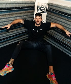 Imagen secundaria 2 - Joel Álvarez es la punta de lanza del Club Deportivo Tíbet, un gimnasio capitaneado por Borja Álvarez y Pepín que actúa de familia para muchos jóvenes que buscan un camino recto a través de las artes marciales mixtas. 