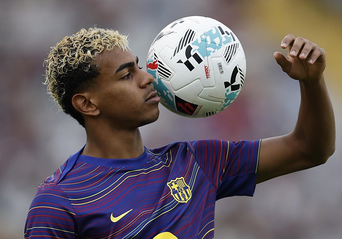 Lamine Yamal, durante el calentamiento ante el PSG