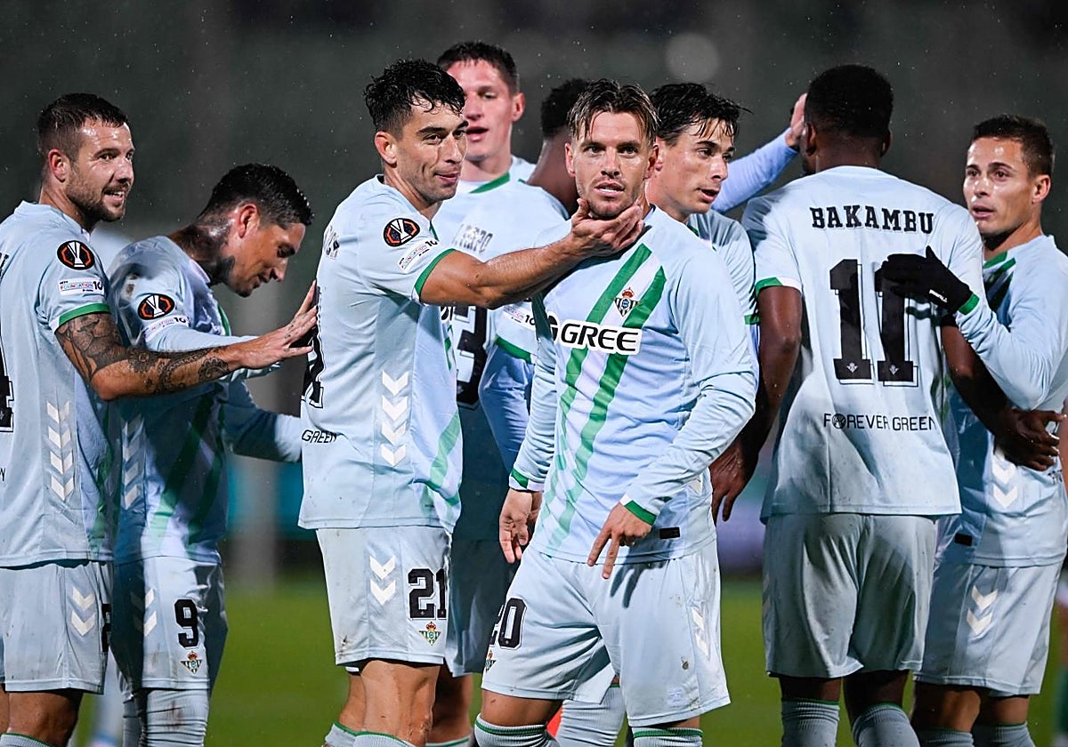 Lo Celso y el resto de compañeros celebran el gol del argentino en el Ludogorets - Betis