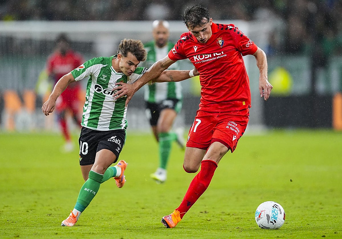Ortiz disputa un balón con Budimir en el Betis-Osasuna de LaLiga
