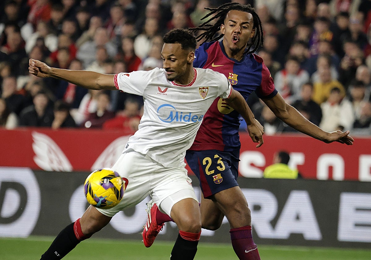 Sow, ante Koundé, en el Sevilla - Barcelona de la pasada temporada