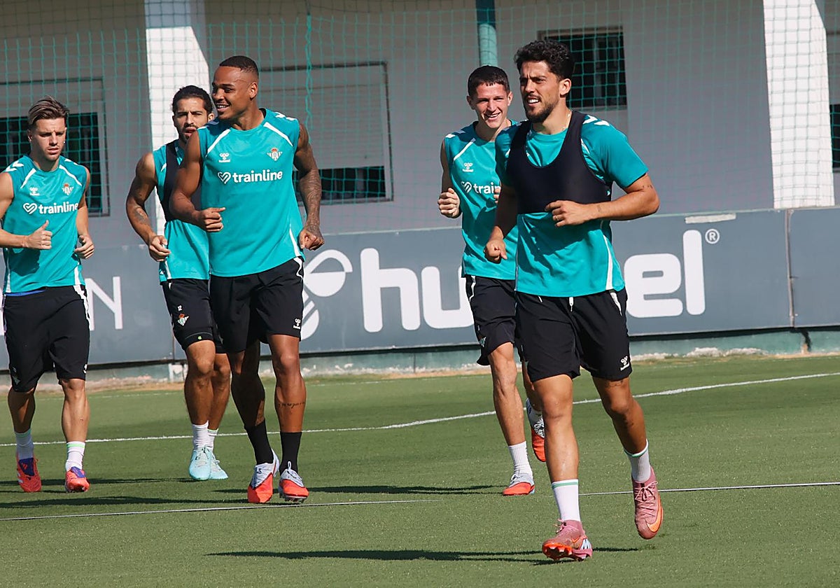Los futbolistas del Betis, en un entrenamiento reciente en la ciudad deportiva