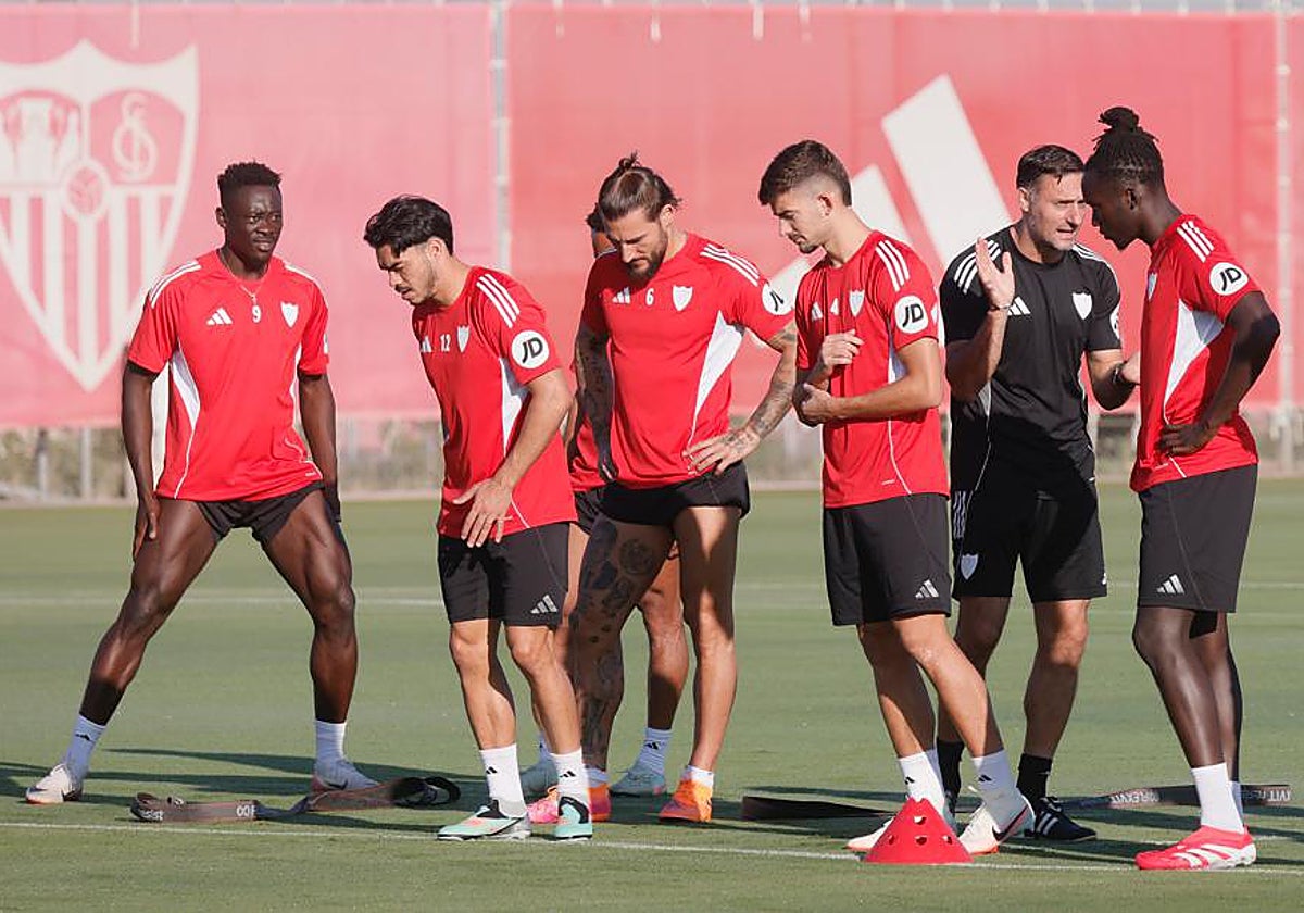 Akor Adams, Gabriel Suazo, Gudelj, Kike Salas y Batista Mendy, junto al preparador físico Guido Bonini, durante una sesión previa al Sevilla - Barcelona