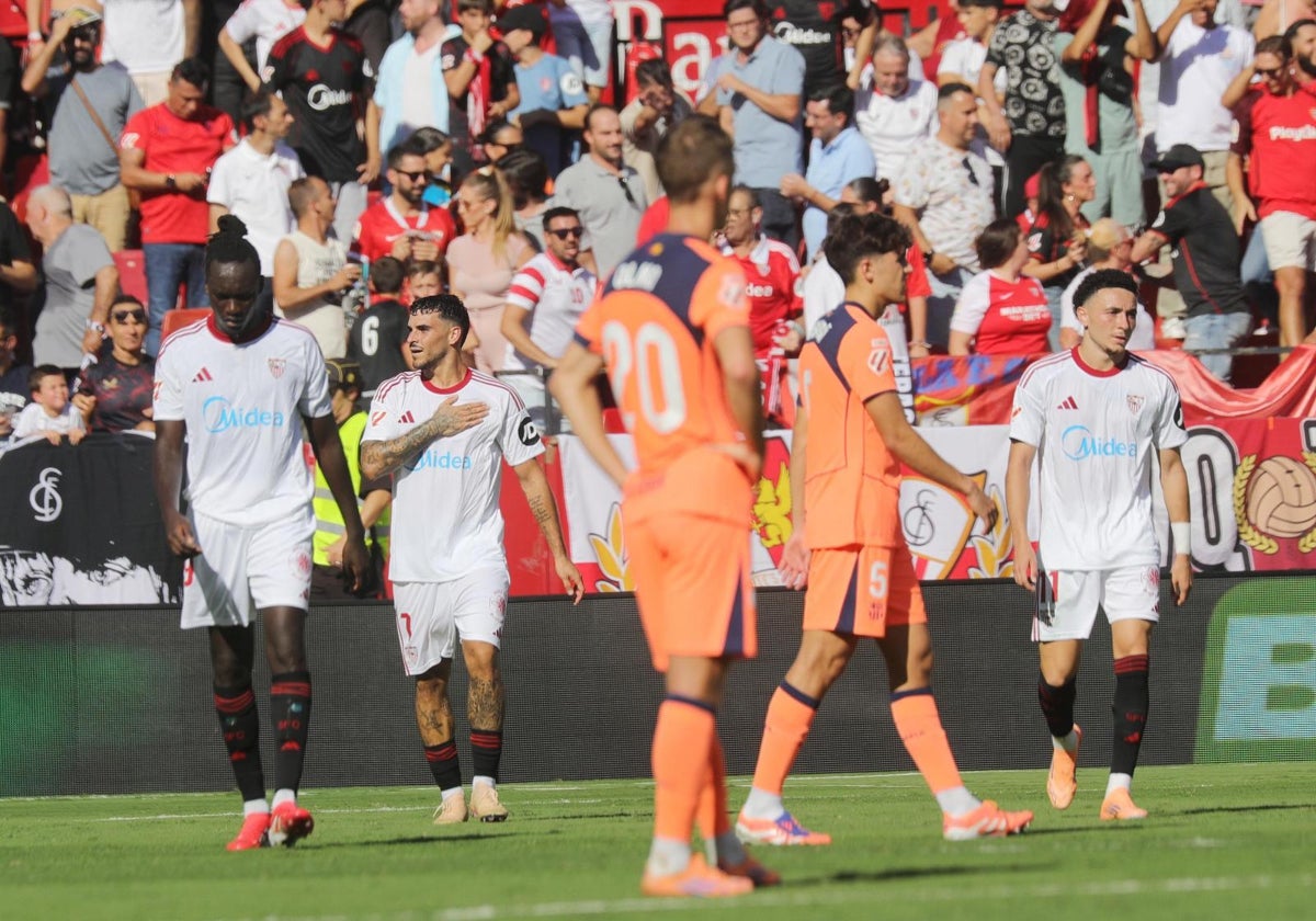El Sevilla celebra el gol de Isaac Romero ante las caras largas en el Barcelona