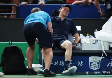 Sinner, lesionado, se retira en Shanghái y hace más número 1 a Alcaraz