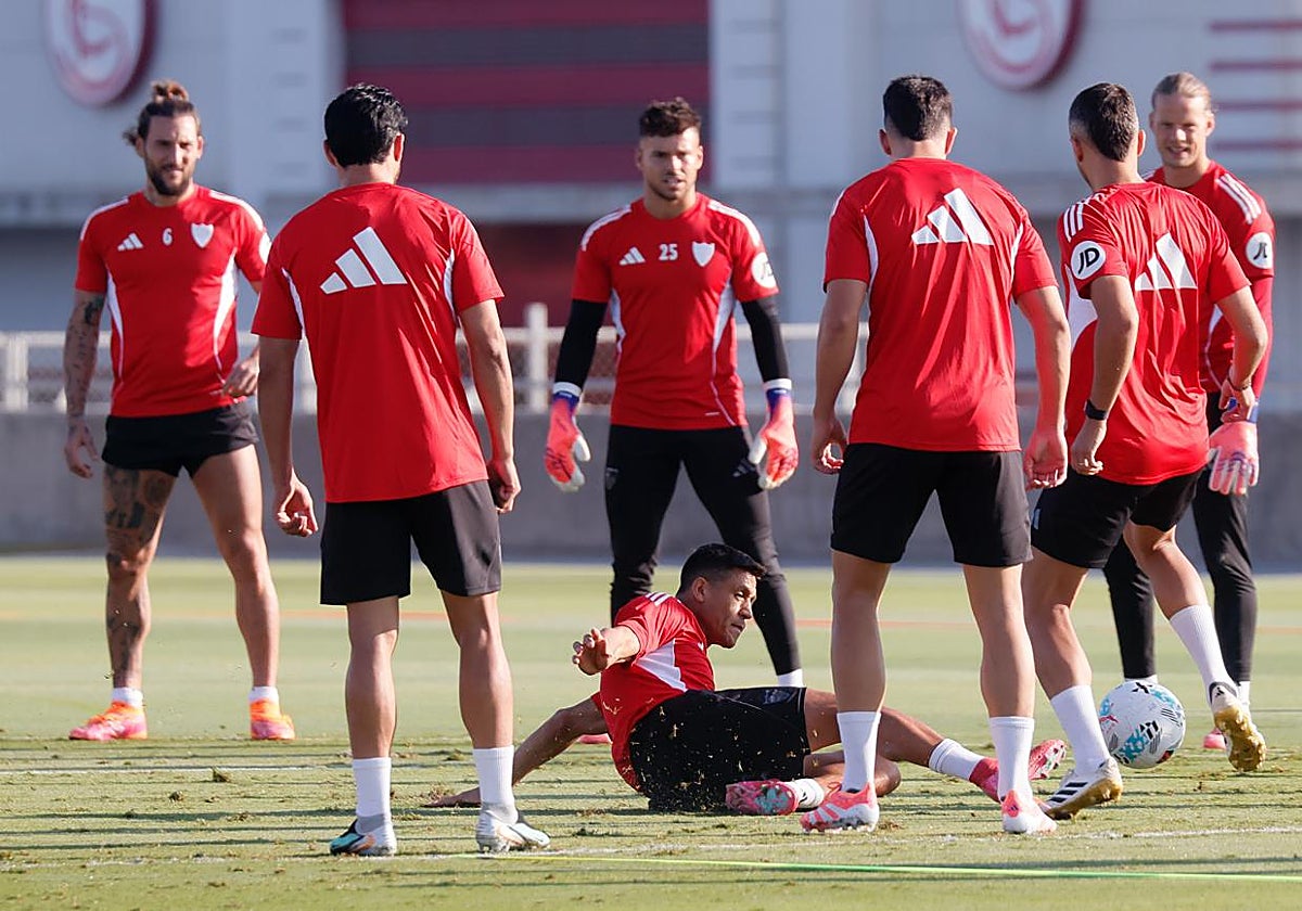 Alexis Sánchez roba un balón en un rondo con sus compañeros