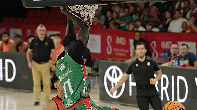 Dibba anota con un mate a dos manos ante el Círculo Gijón Baloncesto