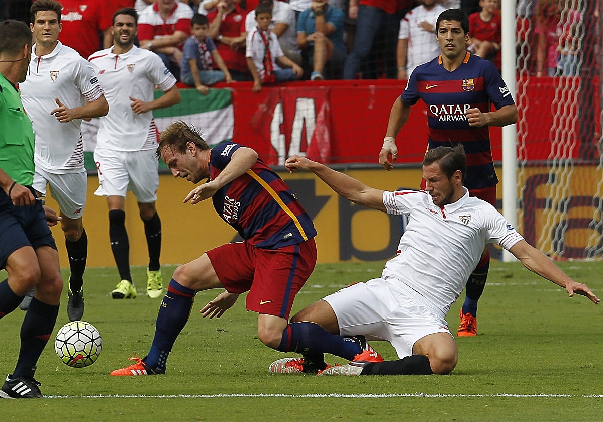 Krychowiak realiza una entrada a Rakitic