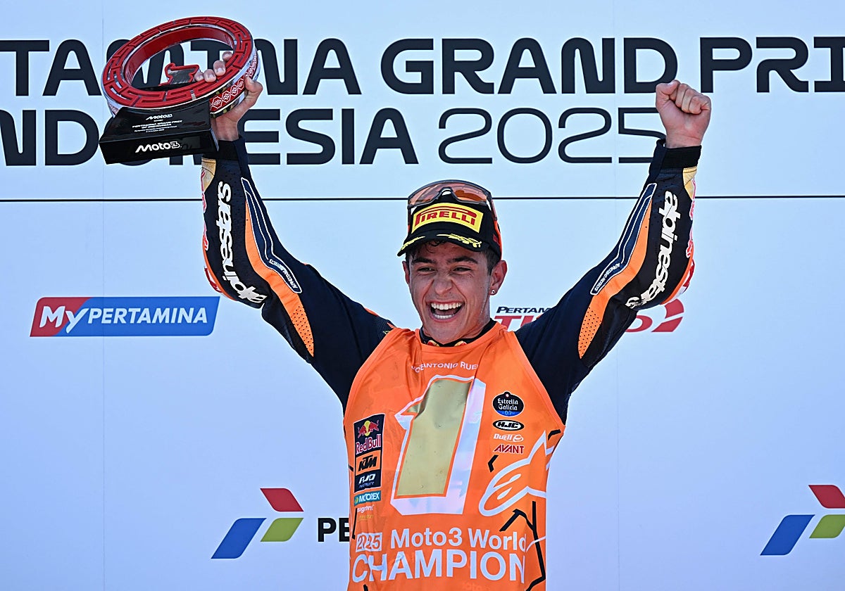 José Antonio Rueda, en el podio del Circuito de Mandalika recién proclamado campeón del mundo de Moto3