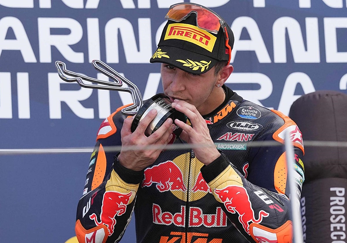 José Antonio Rueda celebra su victoria en Misano