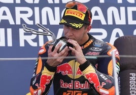 José Antonio Rueda celebra su victoria en Misano