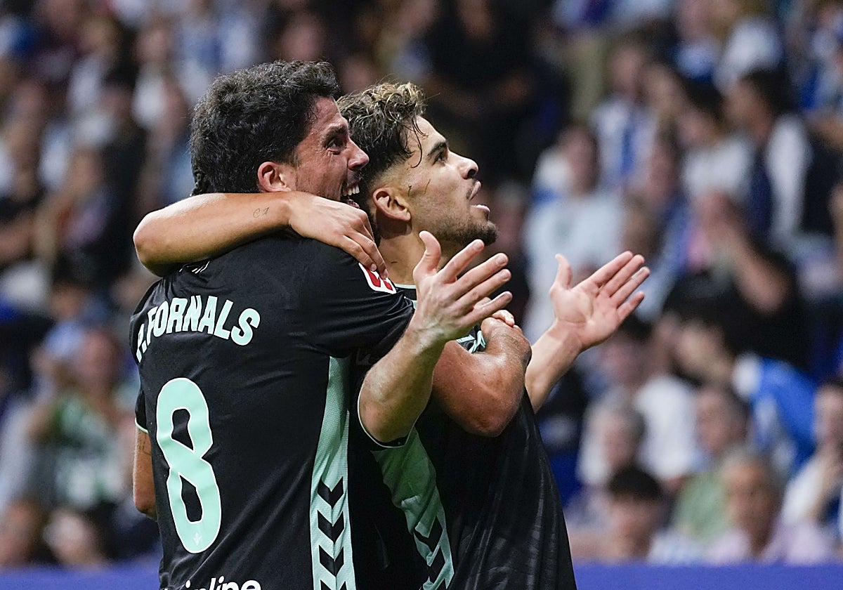 Fornals celebra con Abde el tanto del extremo en el Espanyol - Betis
