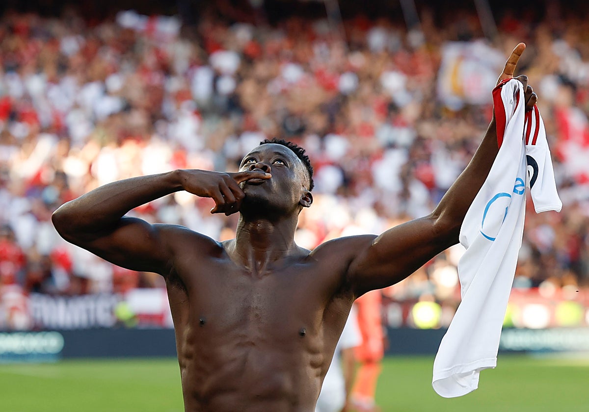 Akor Adams celebra su gol al Barcelona