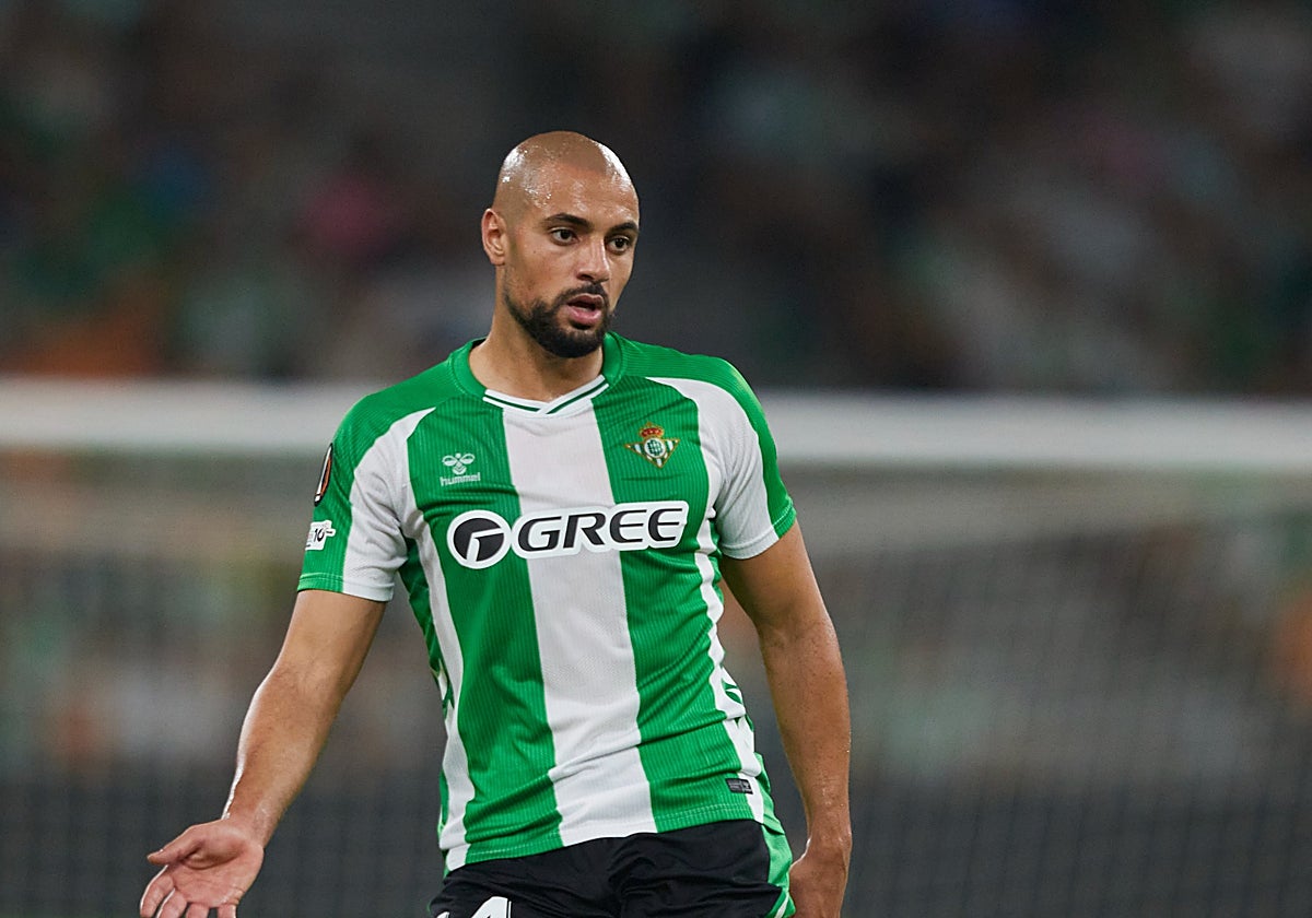 Amrabat, durante el Betis - Forest