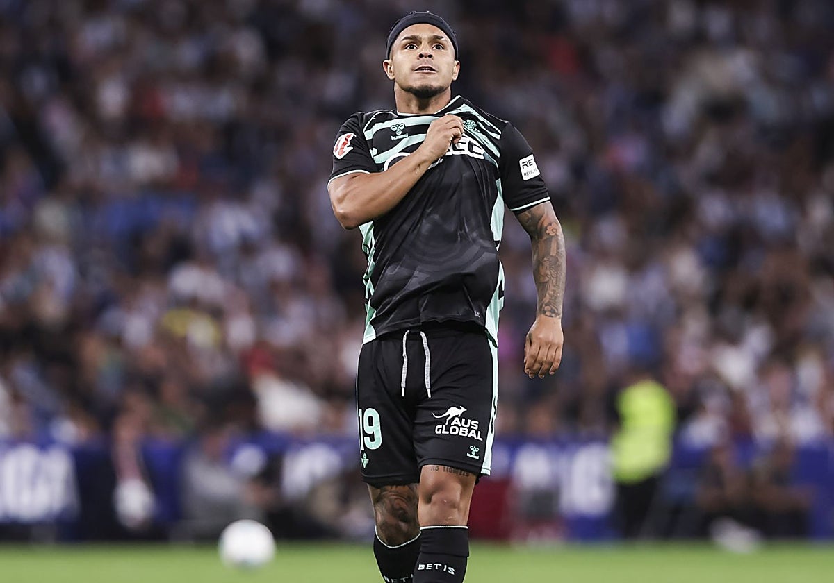 Cucho señala el escudo del Betis en su camiseta tras marcar el momentáneo 1-1 ante el Espanyol