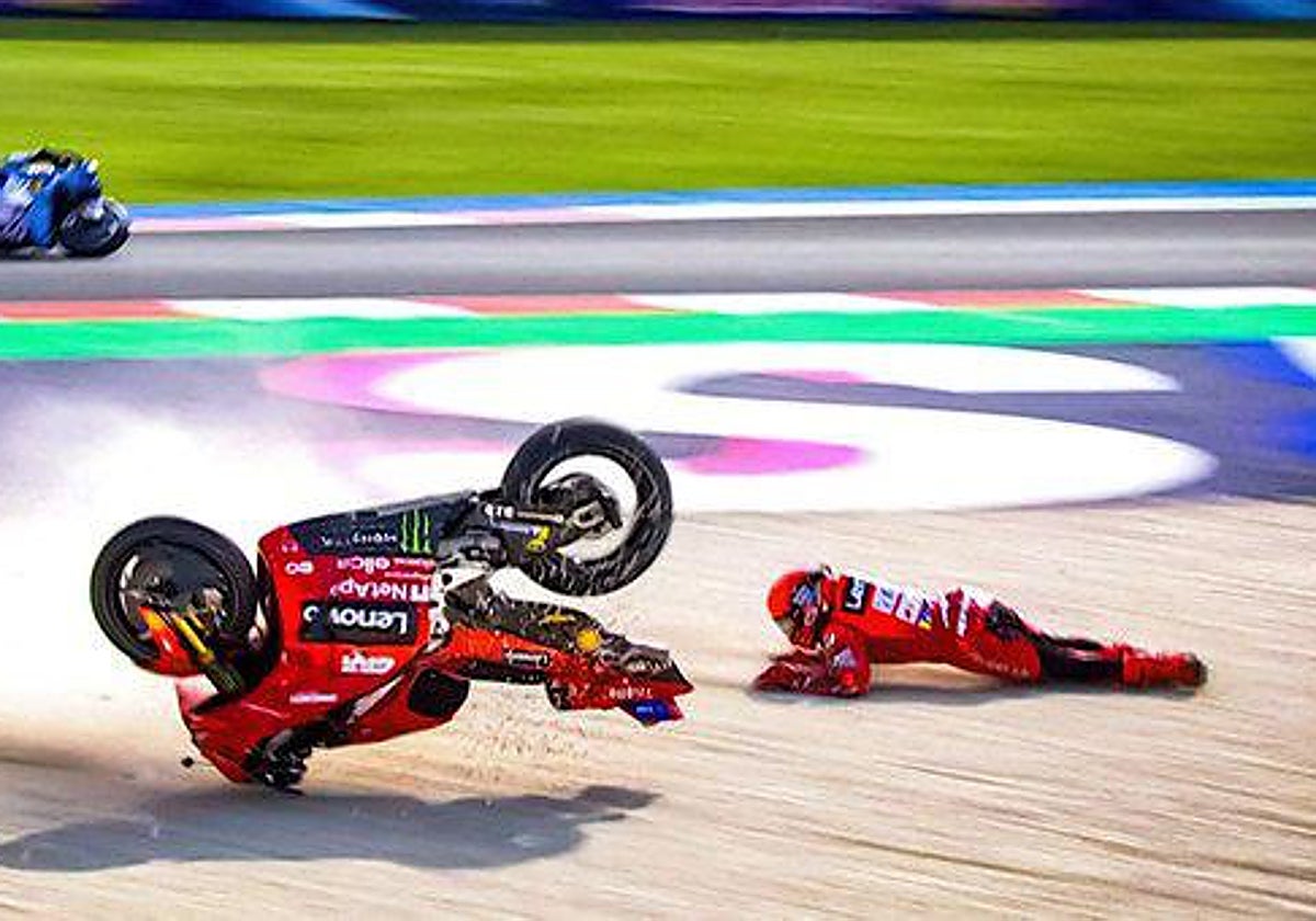 Marc Márquez rueda por el suelo tras perder el control de su moto