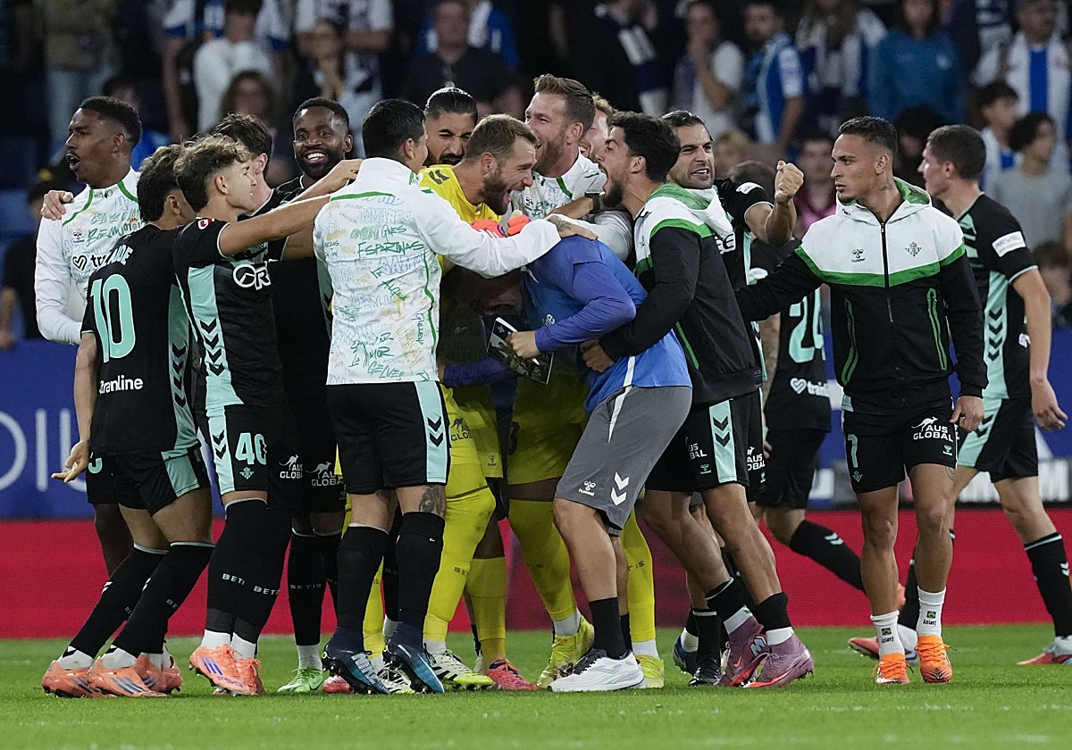 Pau López es felicitado por Doblas y todos los compañeros tras parar el penalti decisivo en el Espanyol - Betis