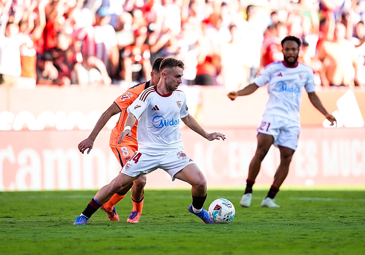 Peque controla el balón ante la presencia del azulgrana Pedri