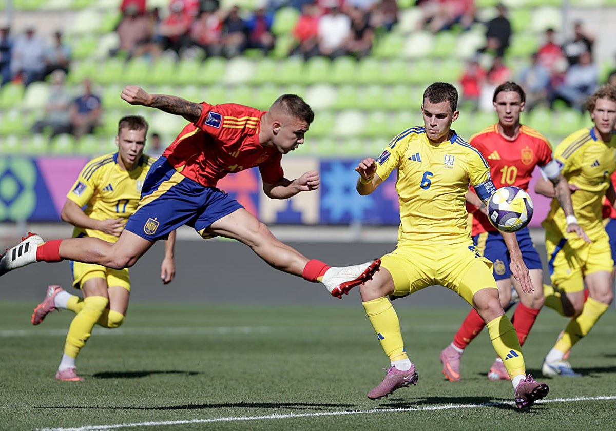 Pablo García anota ante Ucrania el gol que mete a España en los cuartos