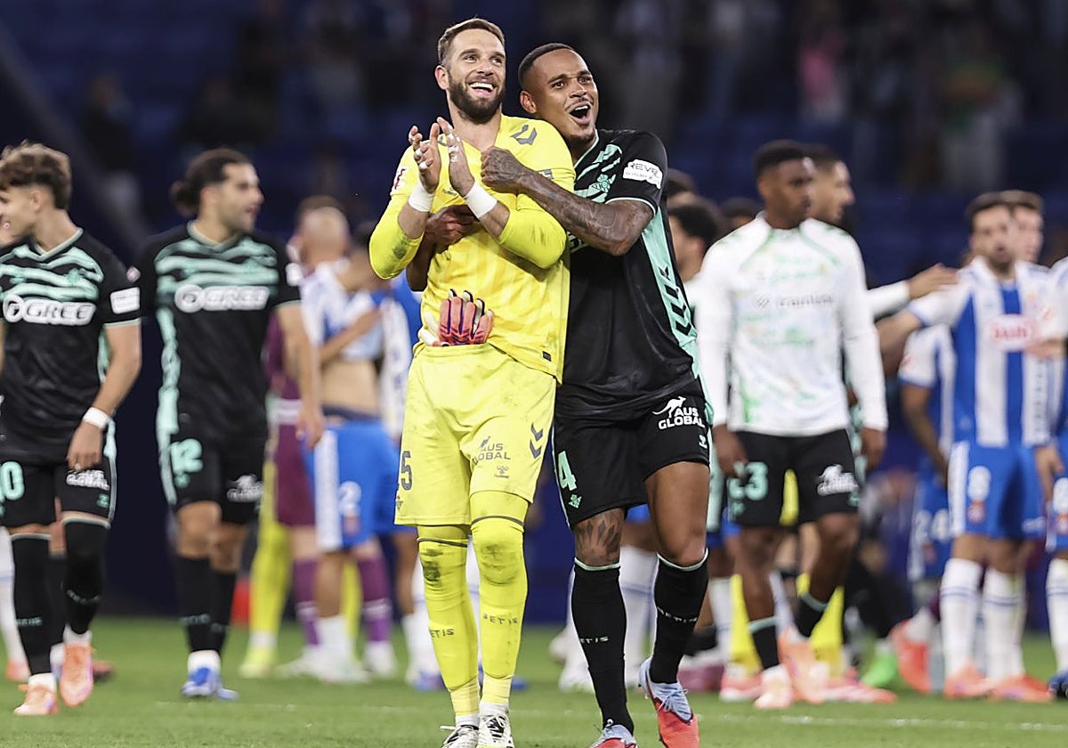 Natan abraza a Pau López en la celebración del Betis tras el triunfo ante el Espanyol