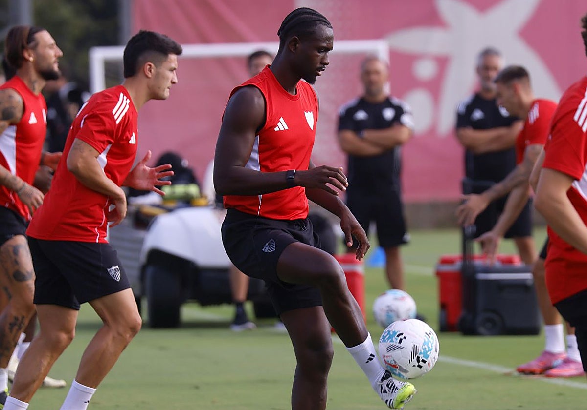 Tanguy Nianzou, en un entrenamiento de esta temporada con el Sevilla