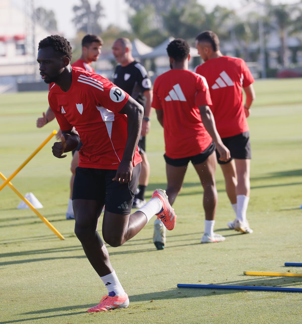 Tanguy Nianzou realiza ejercicios junto a sus compañeros