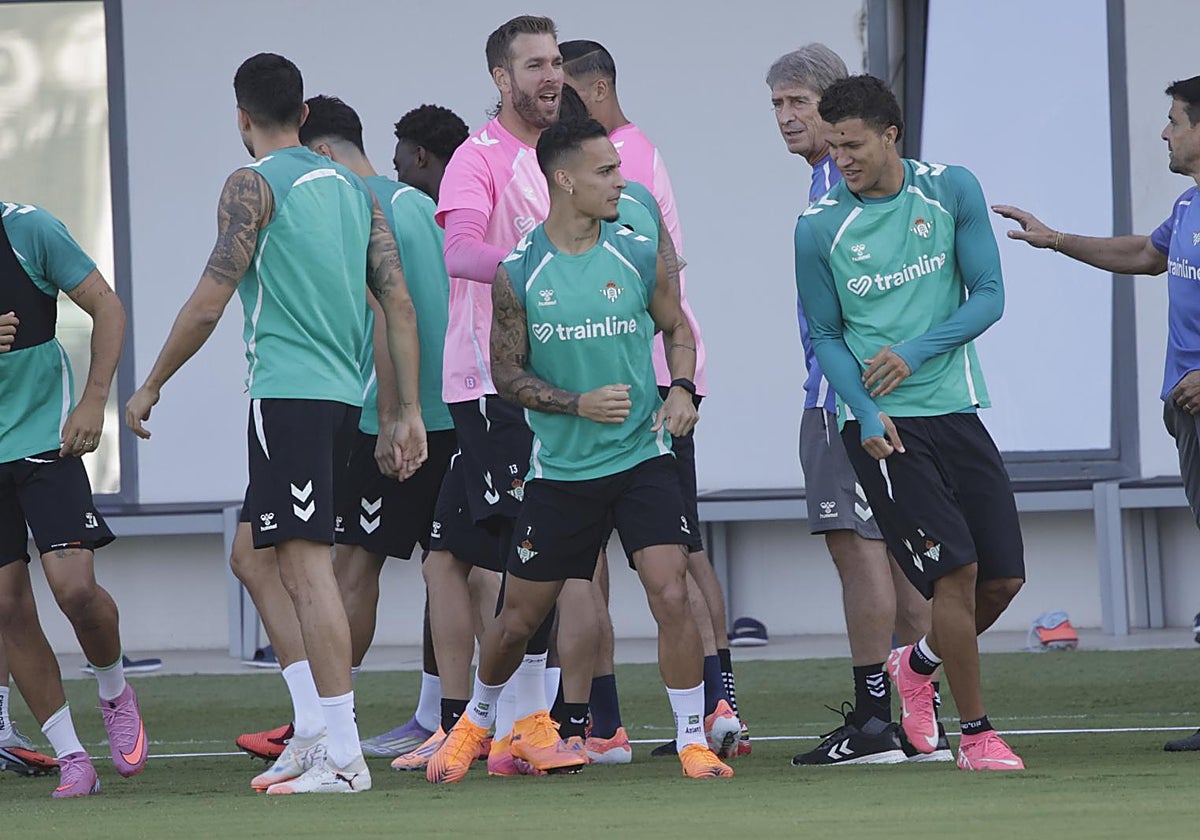 Deossa y Antony dialogan antes del inicio del entrenamiento del Betis